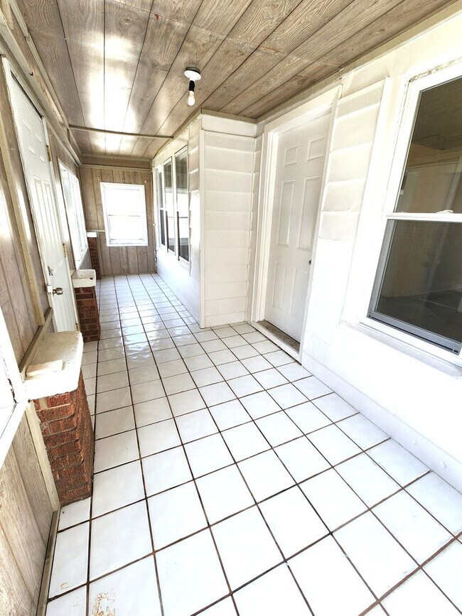 Building Photo - 5 bedroom single family - Available now!