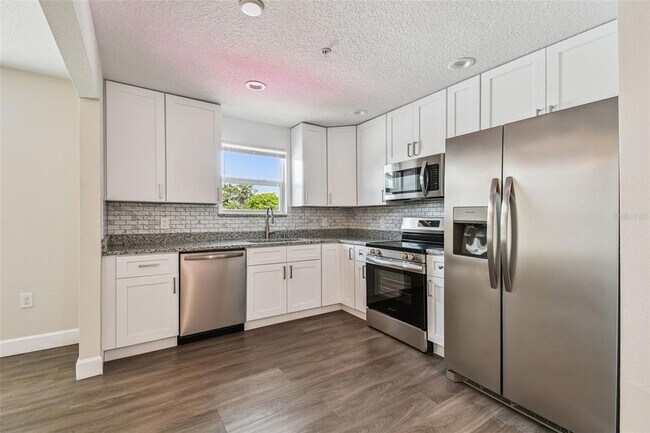 Building Photo - 650 E Tarpon Ave