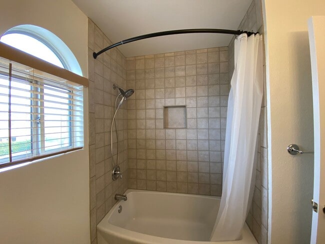 Building Photo - Bright and Spacious 2 Bed/1.5 Bath South O...