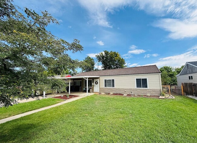 Building Photo - 3040 S Forest St