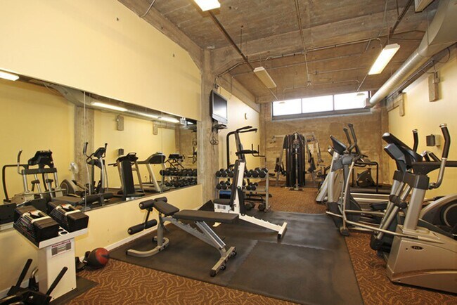 Building Photo - West Loop Beautiful 1b unit