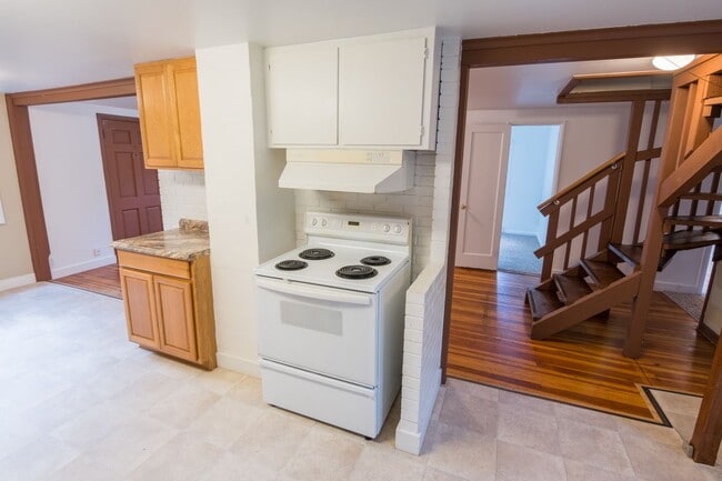 Building Photo - 3 bedroom 1 bathroom house close to Hendricks Park!