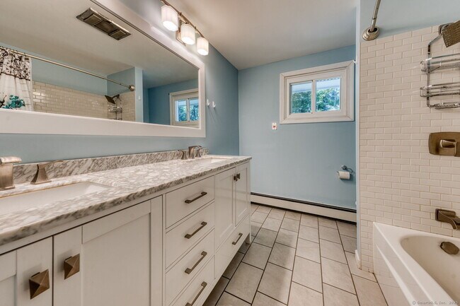 Building Photo - 16 Westgate Ln