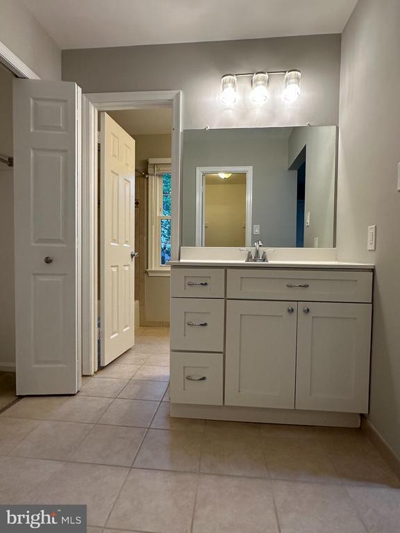 Building Photo - 10152 Village Knolls Ct