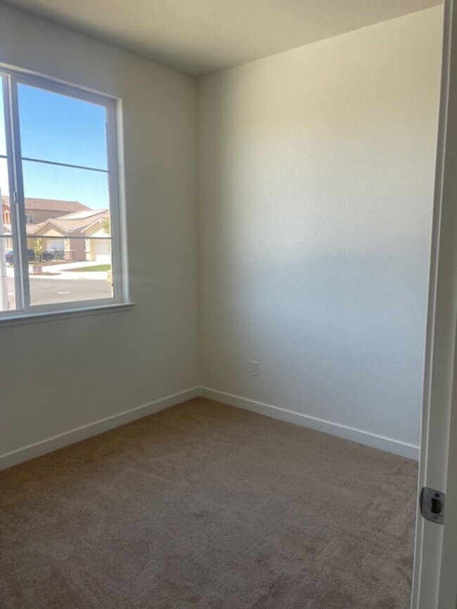 Building Photo - Stylish New-Construction Rental Near UC Me...