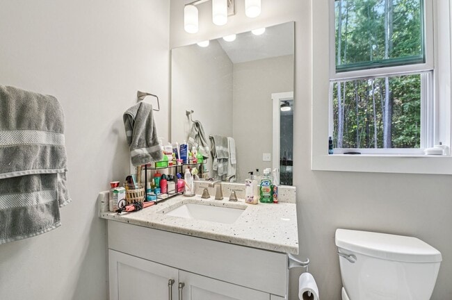 Building Photo - Luxury 5 Bed, 3.5 Bath Home on Large Lot !...