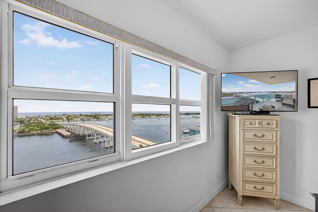 Building Photo - 2640 Lake Shore Dr