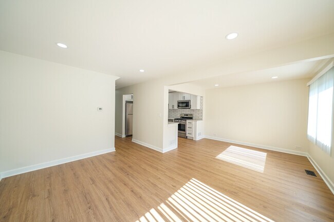 Building Photo - 621 Breakers Point