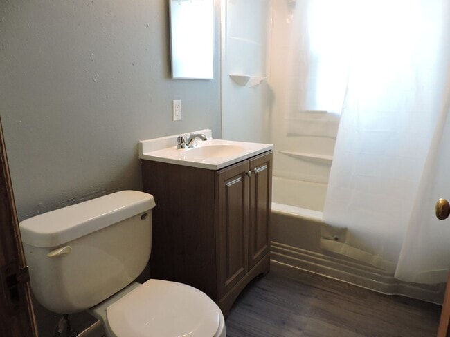 Building Photo - 3 bedroom, 1 bath house
