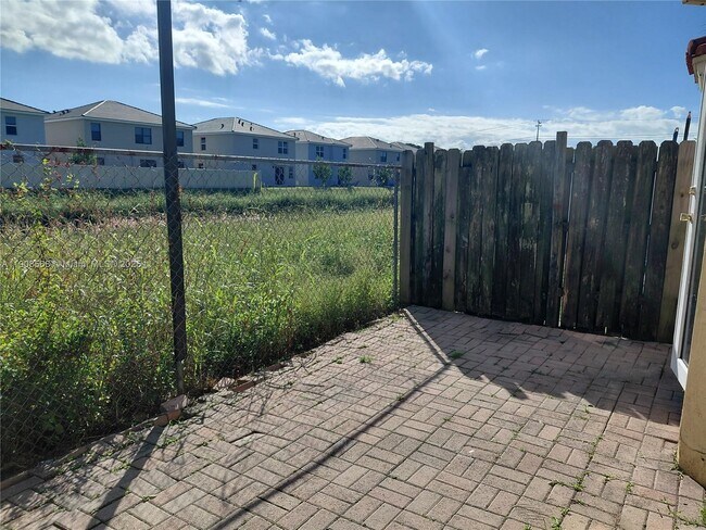 Building Photo - 83 NE 13th Ave