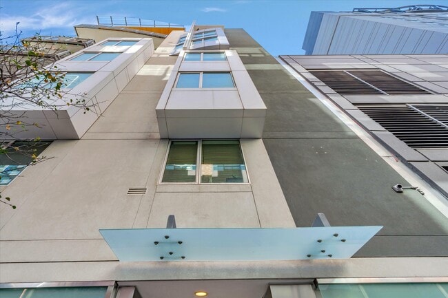 Building Photo - 69 Clementina St