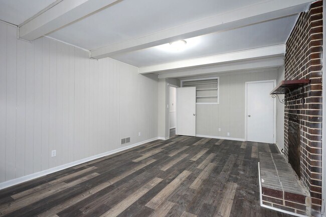Building Photo - Newly renovated, spacious and versatile ho...