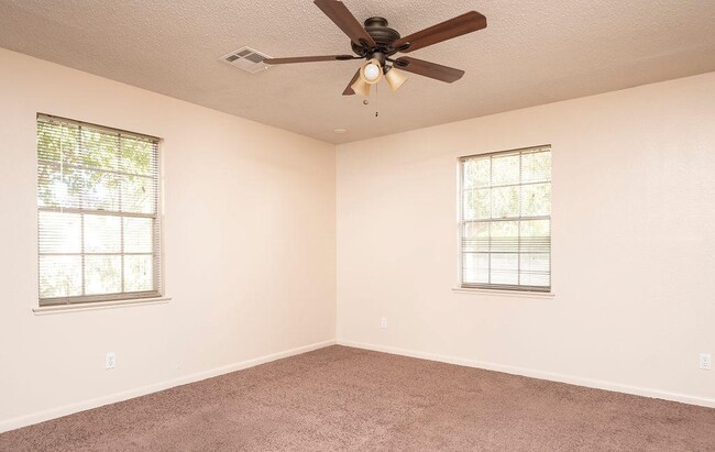 Building Photo - 2955 Huntington Dr