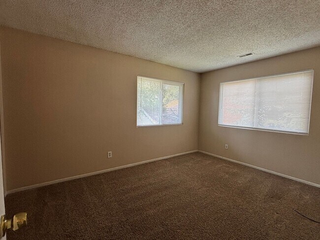Building Photo - 405 Bonfoy Ave