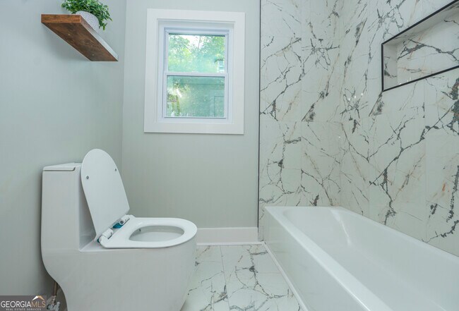 Building Photo - 2908 N Hills Dr NE