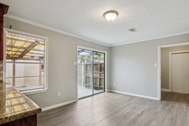 Building Photo - 2105 21st Ave N