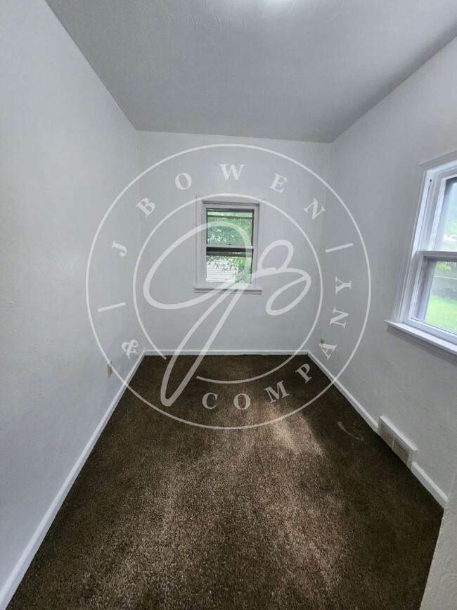 Building Photo - 2-Bedroom Gem! Large kitchen. Convienient ...
