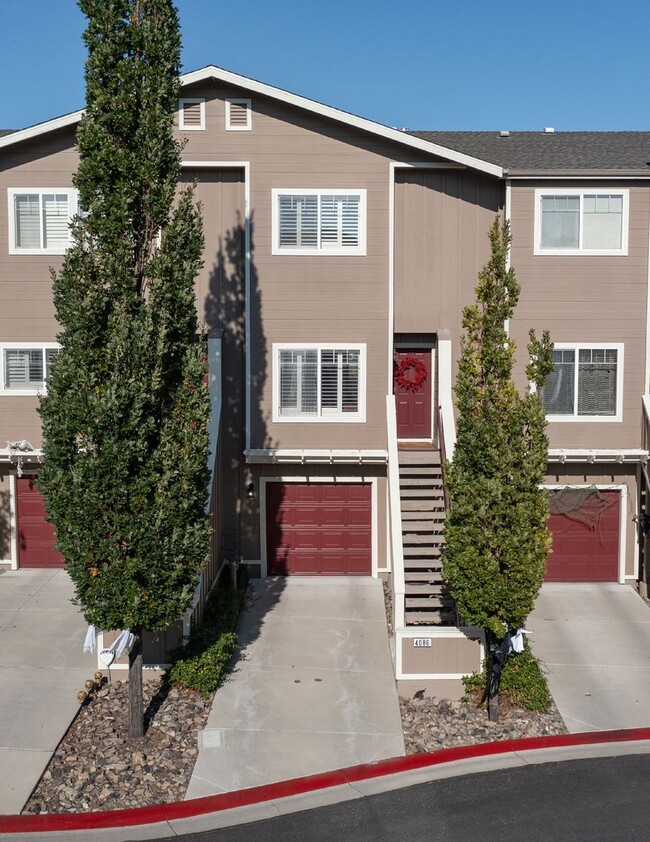 Building Photo - 2 Bed 2.5 Bath Furnished Townhome