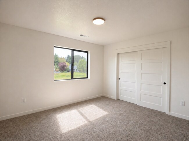 Building Photo - 10112 NE 45th Ct