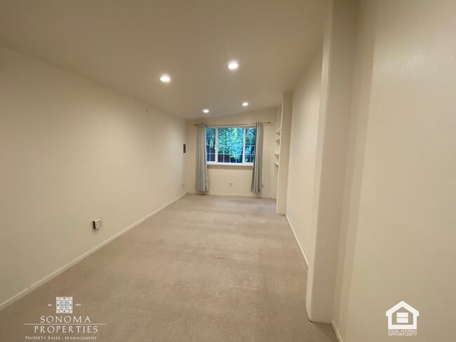 Building Photo - 3+ Bedroom / 2 Bathroom Home with Sunroom & Beautiful Views