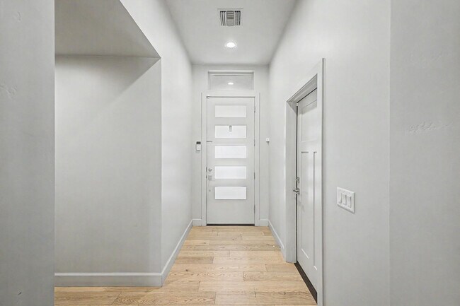 Building Photo - 3414 N 44th Pl