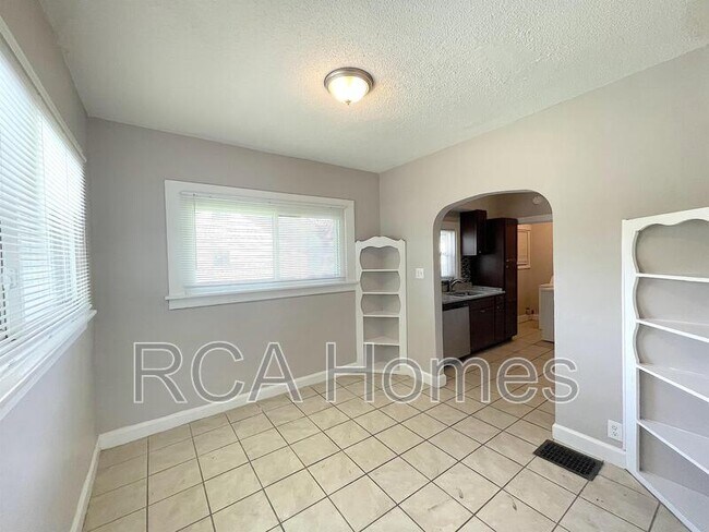 Building Photo - 433 N Bradley Ave