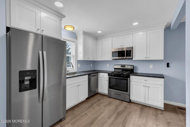 Building Photo - 1208 Pine Tree Way