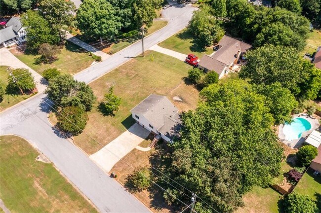 Building Photo - 2250 Ridge Forest Dr