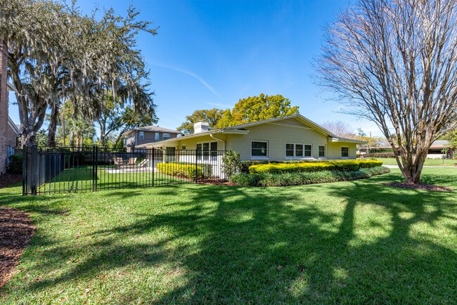 Building Photo - 6 month lease- AVAIL IN AUGUST- Immaculate...