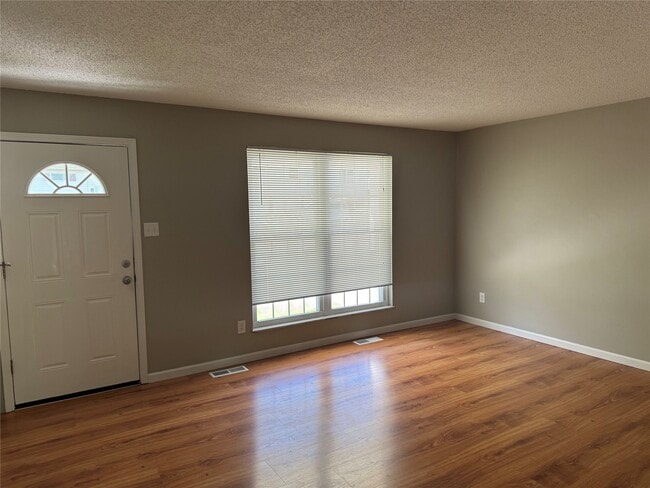 Building Photo - 1161 Saratoga Dr