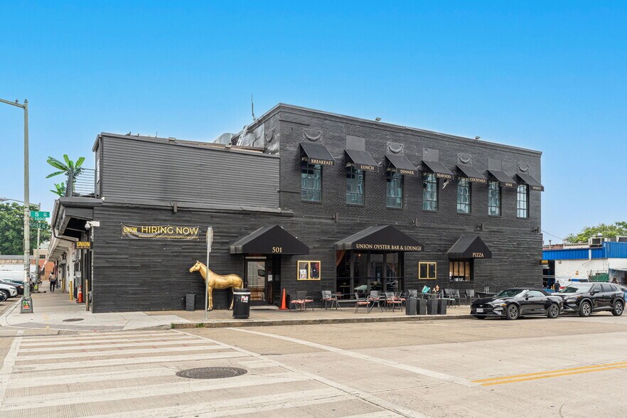 Unioin Oyseter Bar & Lounge nearby! - 602 14th Pl NE