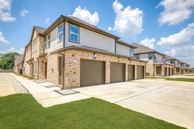 Building Photo - 121 Park Place Cir