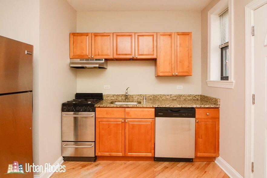 Building Photo - 922 N Green Bay Rd