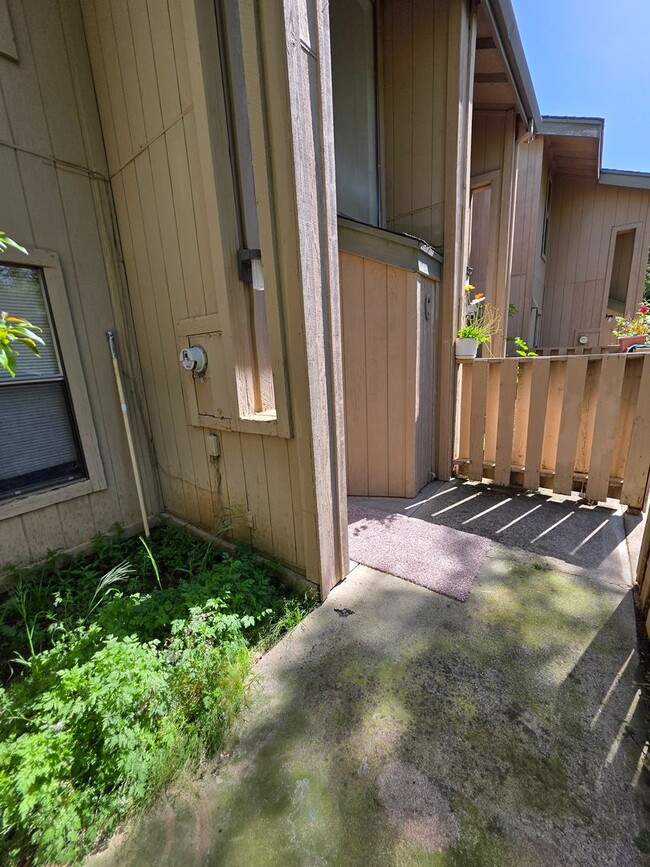 Building Photo - Charming 2-Bedroom Condominium with Scenic...