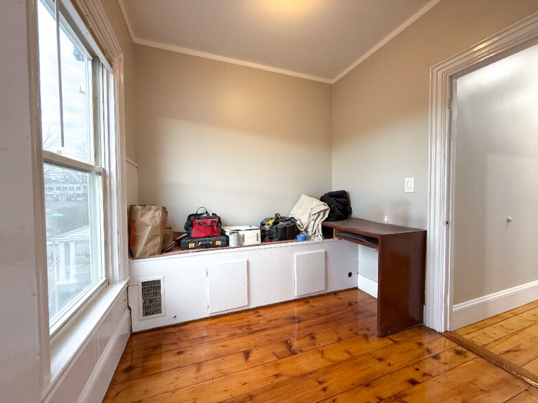 Building Photo - 173 Elm St