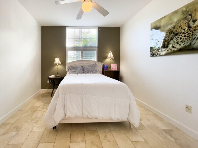 Building Photo - 1900 Van Buren St