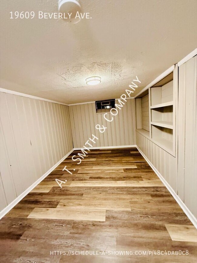 Building Photo - 19609 Beverly Ave