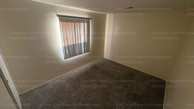 Building Photo - 4 bedroom 2 bathroom split wing home in North Bakersfield