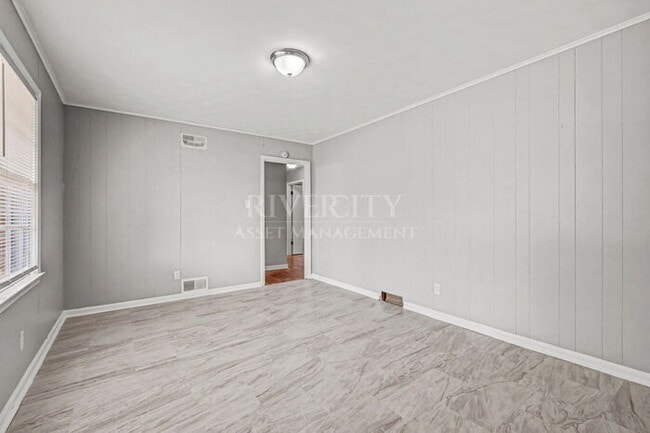 Building Photo - A MUST SEE LOCATED IN A BEAUTIFUL PART OF THE CITY!!!!!! SECTION 8 WELCOMED!!