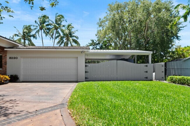 Building Photo - Stunning 4BR/3BA Pool Home with Outdoor Oa...