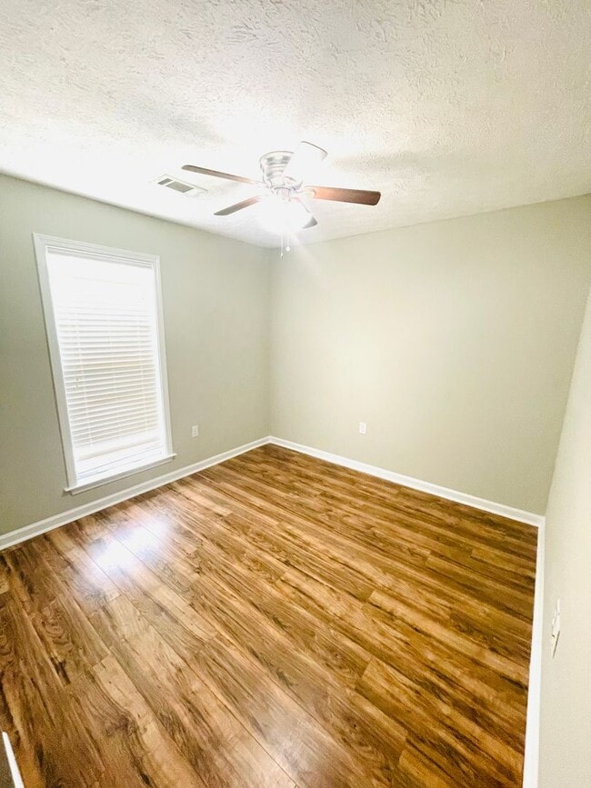 Building Photo - ** 3 Bed 2 Bath located in Millbrook ** Ca...