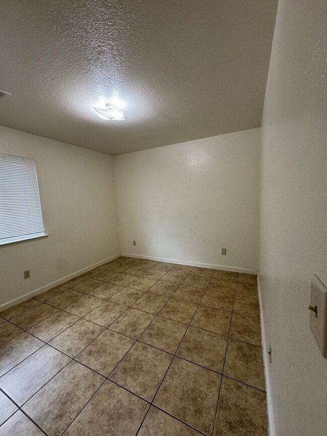 Building Photo - 3443