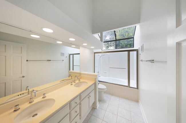 Building Photo - 2 Bedroom condo - Biking distance to the beach