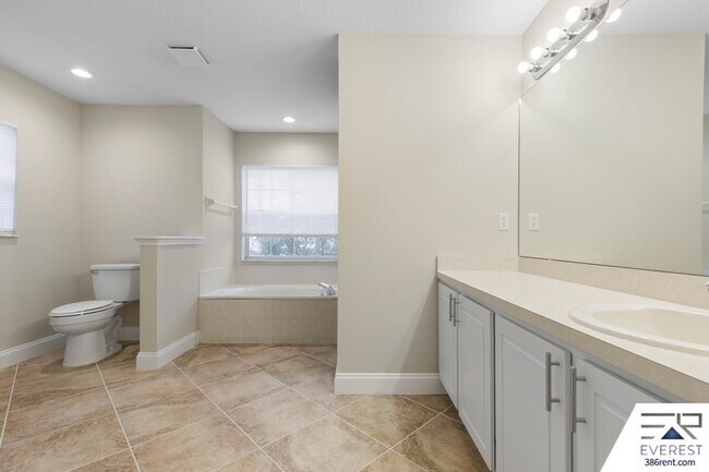 Building Photo - 25 Rainbrook Dr