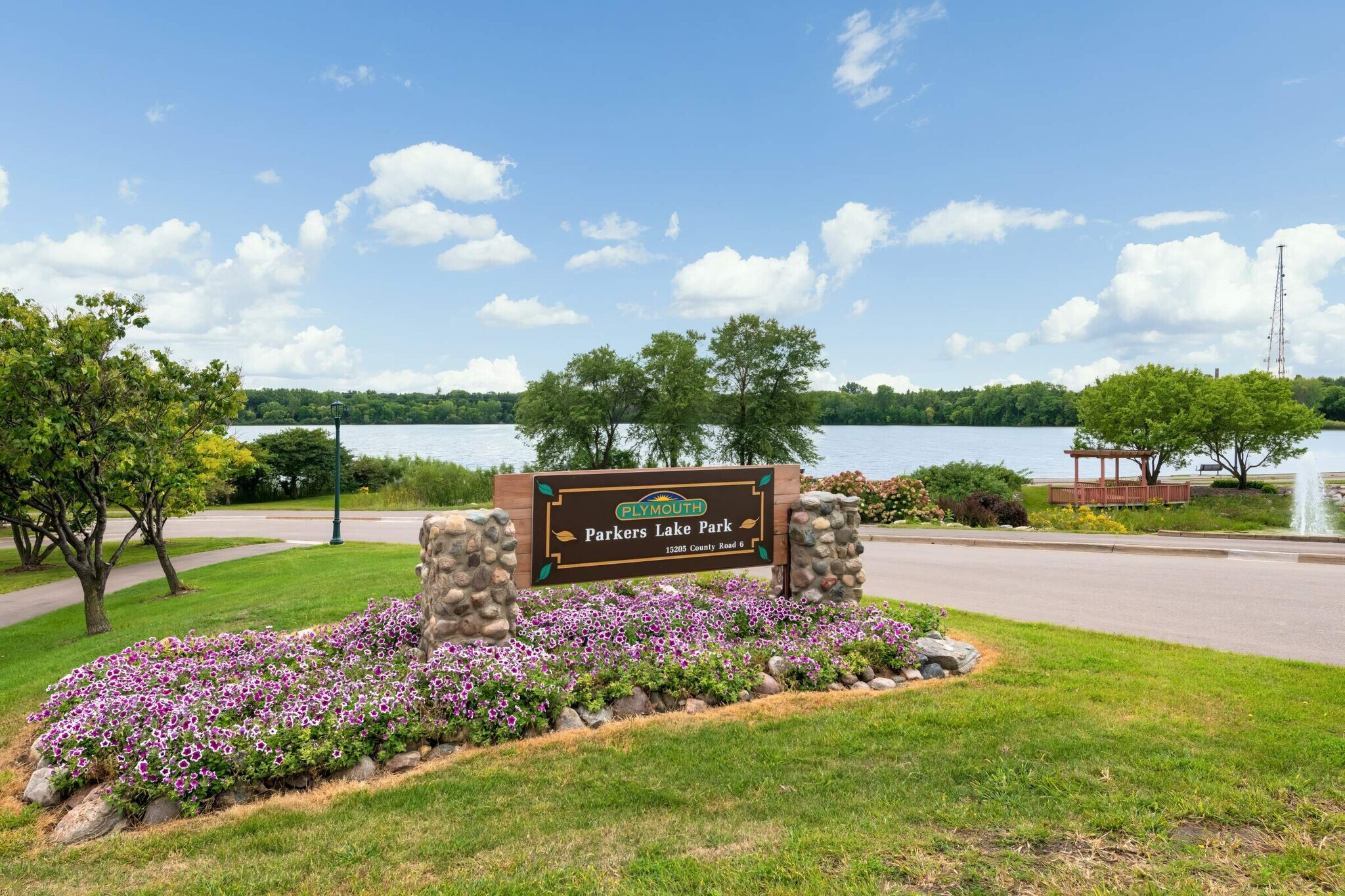 Parker's Lake is a short 15 min walk away - 14710 13th Ave N