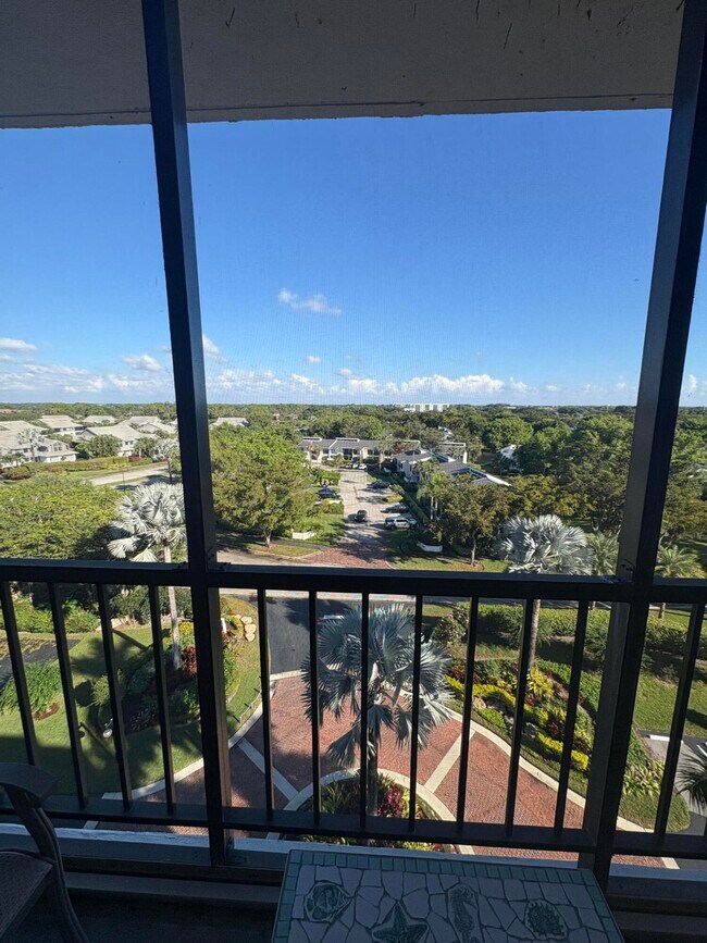 Building Photo - 6895 Willow Wood Dr