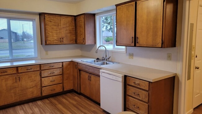 Building Photo - Beautiful 3 bed 2 bath in Springfield with...