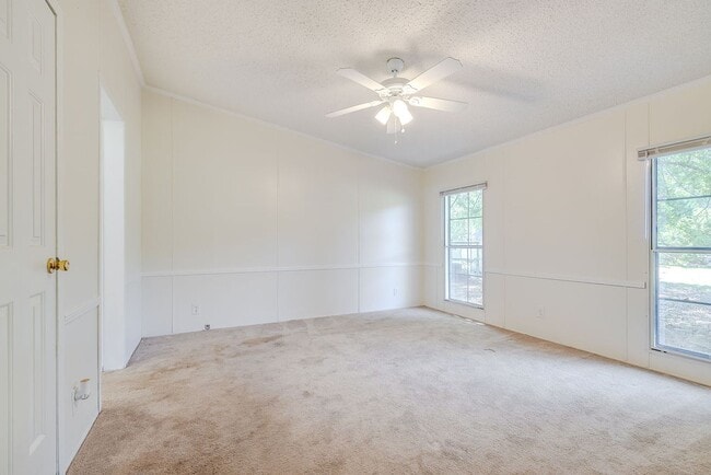 Building Photo - Spacious 3 Bed 2 Bath Home on Large Lot - NO HOA!