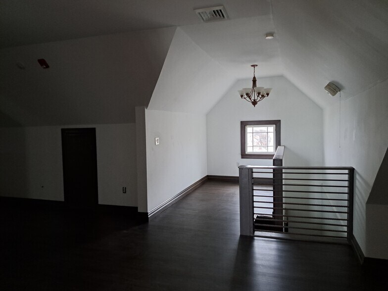 Building Photo - 261 Maple St