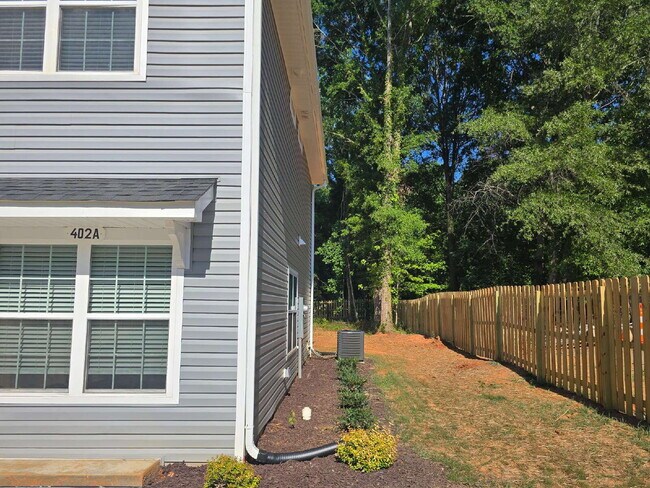 Building Photo - 2 Bedroom Townhomes Near Downtown Mebane for $1495